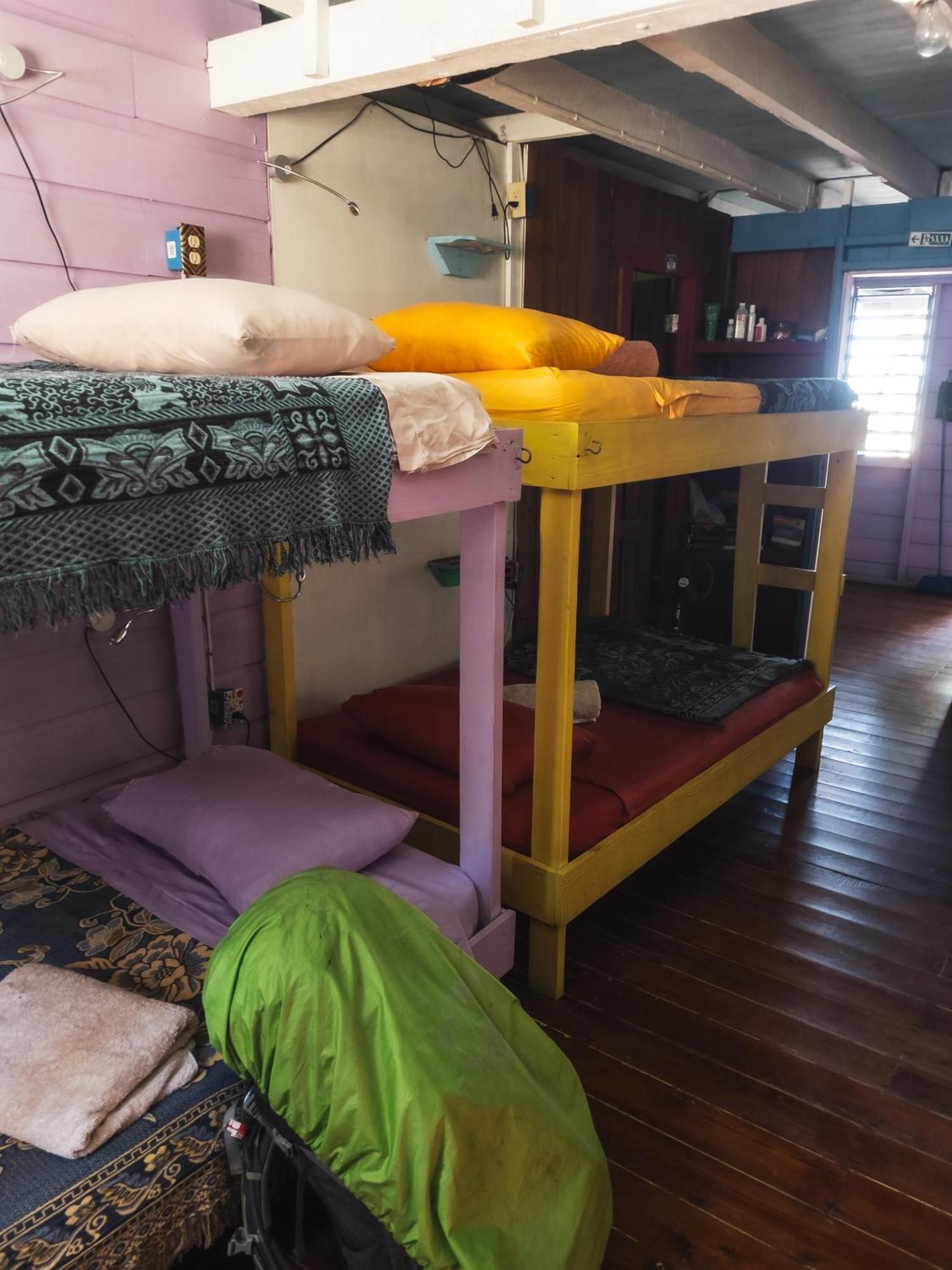 Anda Di Hows Hostel Placencia Exterior foto