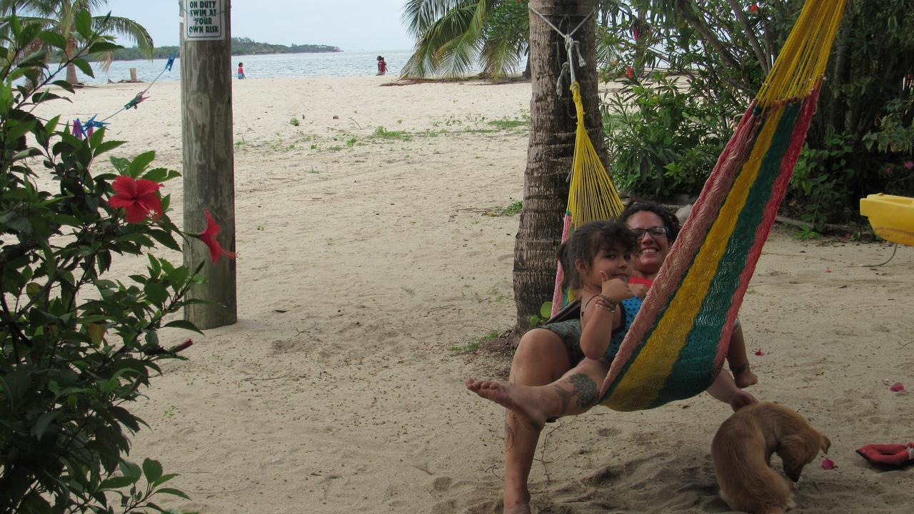 Anda Di Hows Hostel Placencia Exterior foto