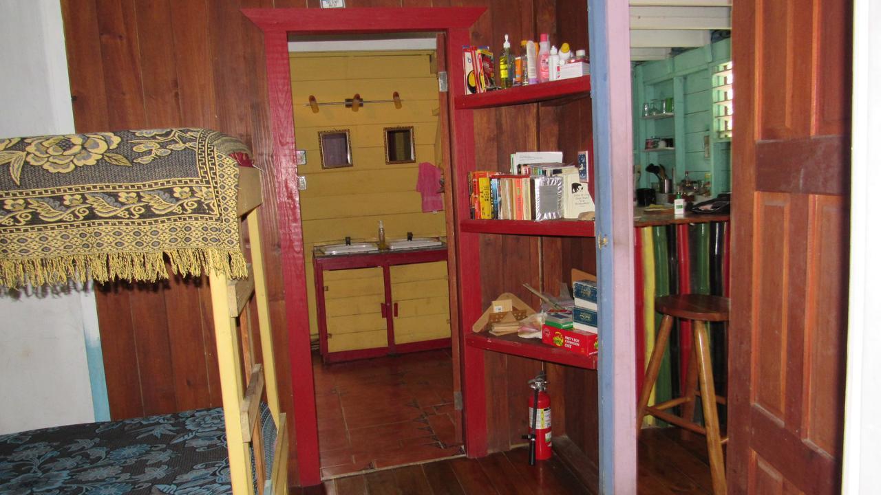 Anda Di Hows Hostel Placencia Exterior foto