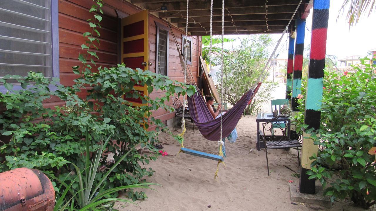Anda Di Hows Hostel Placencia Exterior foto