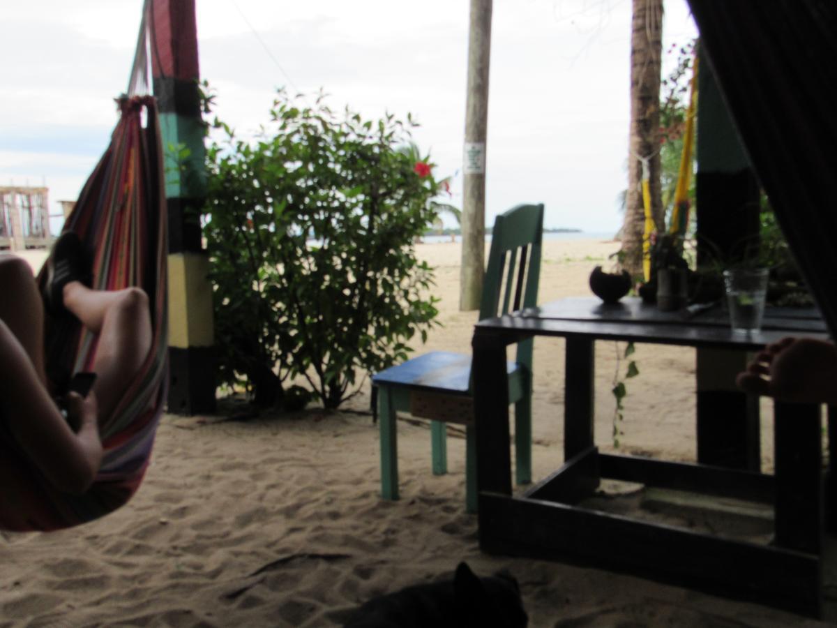 Anda Di Hows Hostel Placencia Exterior foto