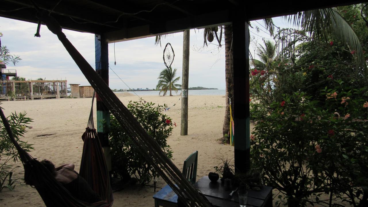 Anda Di Hows Hostel Placencia Exterior foto